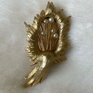 Vintage 1960’s gold tone brushed metal brooch w/faux pearls/metal strands detail